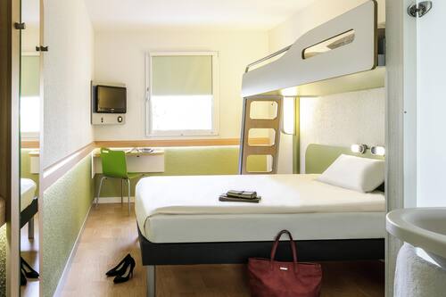 Standard Room, 1 Double Bed | Desk, laptop workspace, free WiFi, bed sheets