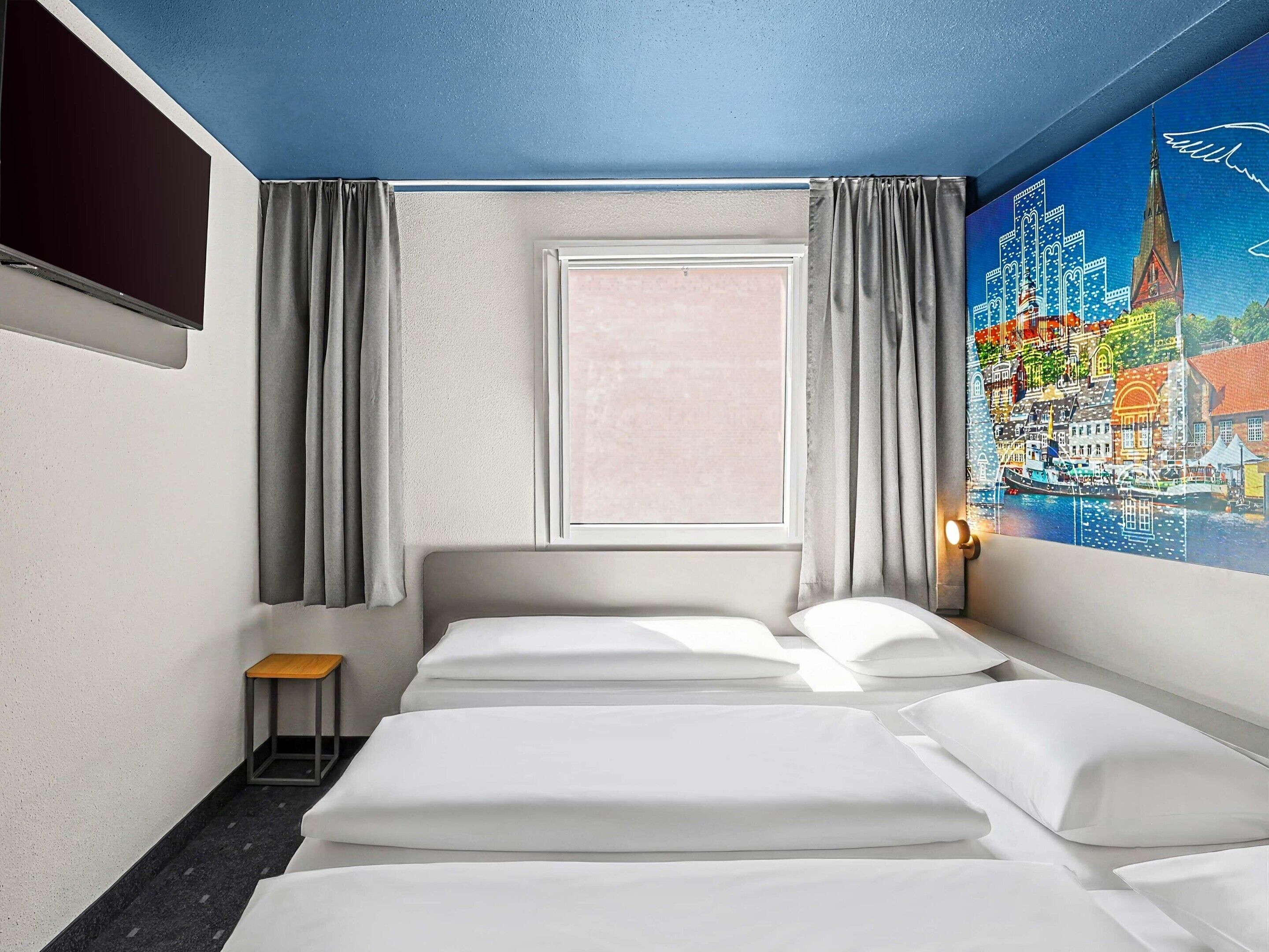 Triple Room | Desk, free WiFi
