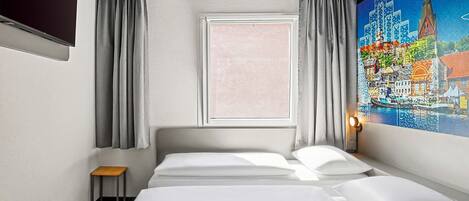 Triple Room | Desk, free WiFi