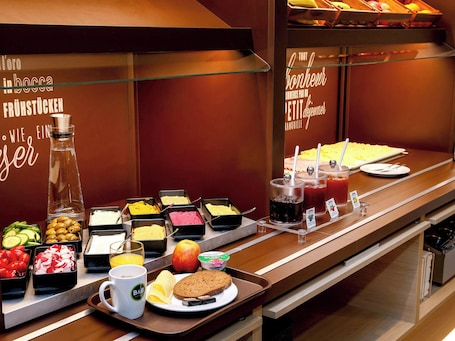 Café da manhã com buffet diário (EUR 13.90 por pessoa) . B&B HOTEL Flensburg-City