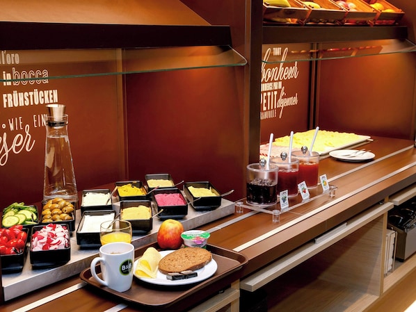 Colazione a buffet, servita tutte le mattine (13.90 EUR a persona)