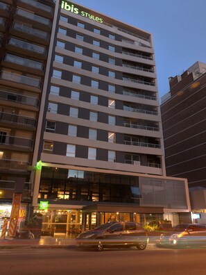 住宿正面 (夜晚)