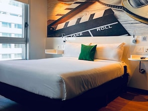 Een minibar, een kluis op de kamer, een bureau, verduisterende gordijnen