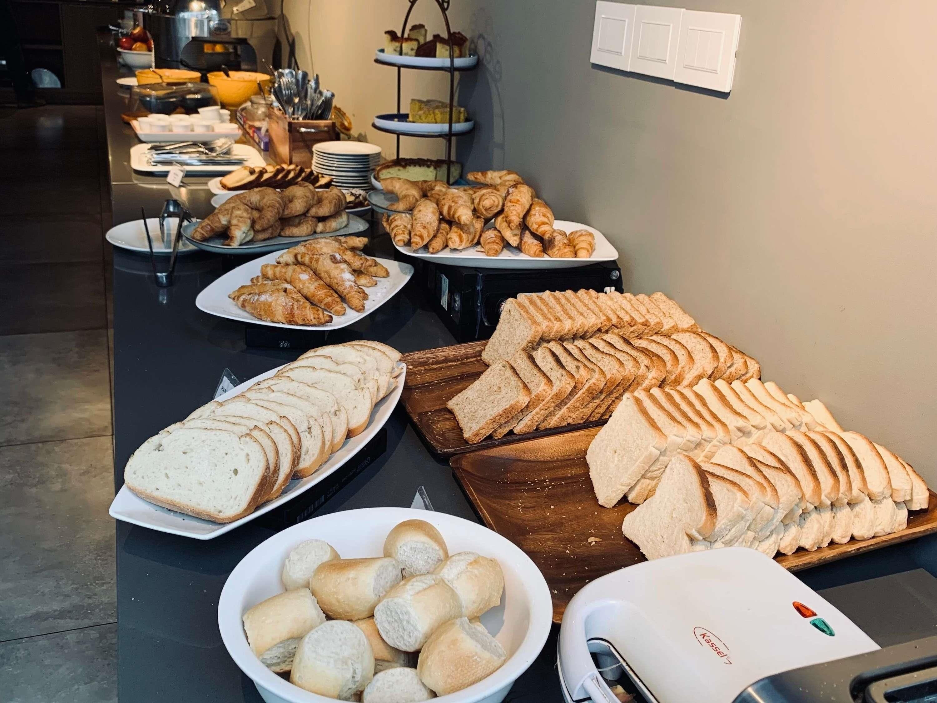 Desayuno buffet diario (USD 9 por persona)