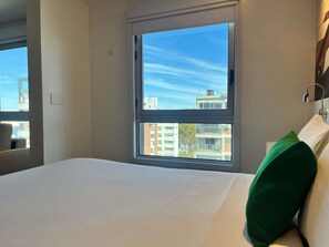 Minibar, in-room safe, desk, blackout drapes - ibis styles Montevideo Biarritz Hotel (Montevideo)