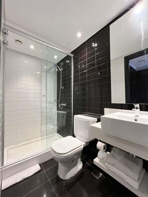 Minibar, in-room safe, desk, blackout curtains - ibis styles Montevideo Biarritz Hotel (Montevideo)
