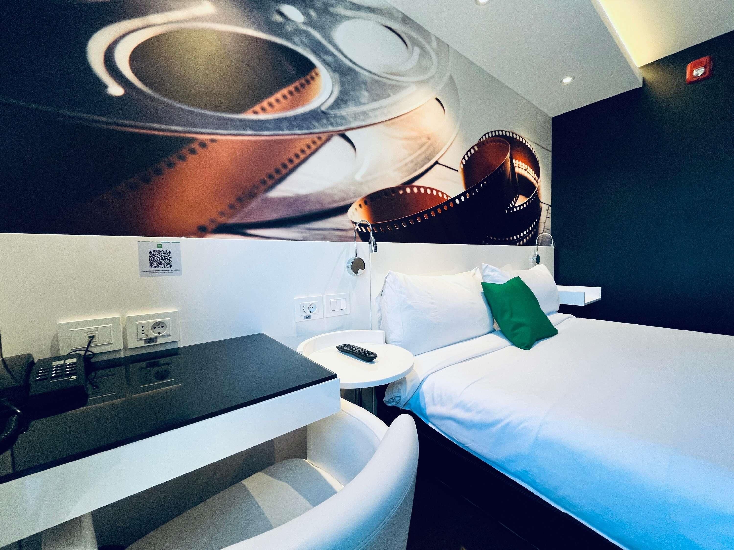 Standard Room, 1 Double Bed | Minibar, in-room safe, desk, blackout drapes