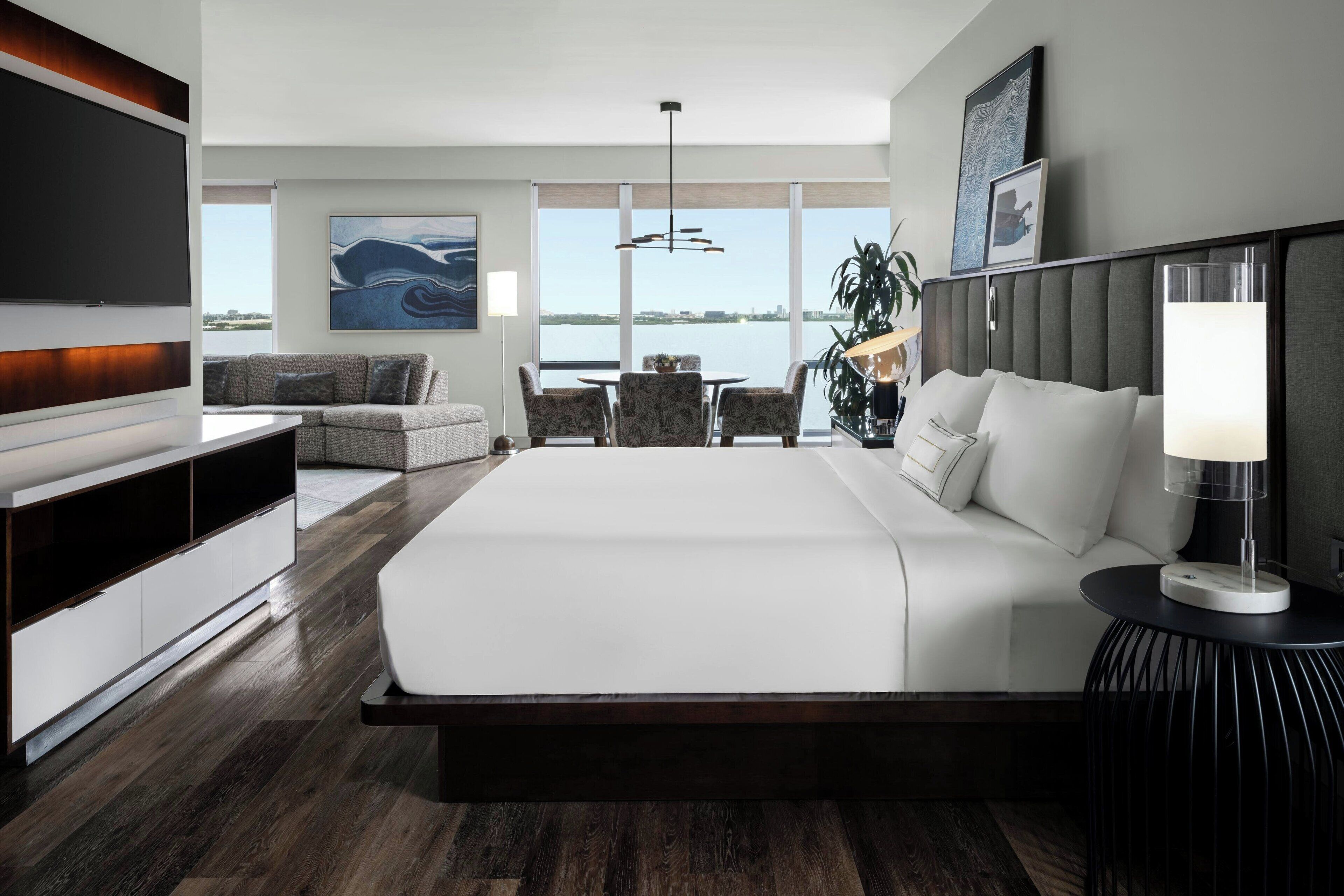 Cofres nos quartos, escrivaninha, espaço de trabalho para notebook