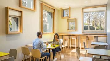 Petit déjeuner buffet (15 EUR par personne)