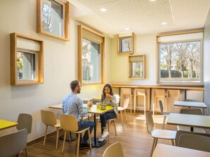 Se ofrece un desayuno bufé (15 EUR por persona)