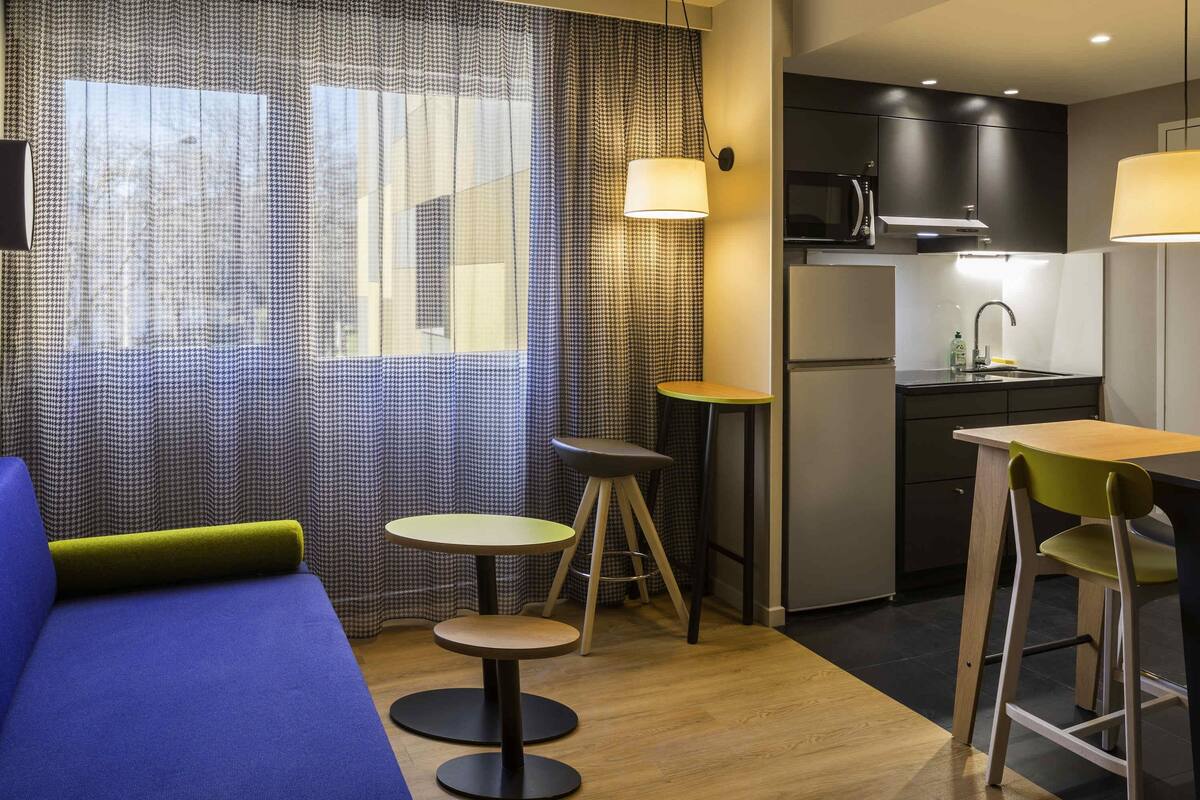 Estúdio superior, 1 cama de casal (Studio for 2 to 3 persons) | Cofres nos quartos, escrivaninha, berços grátis, Wi-Fi de cortesia