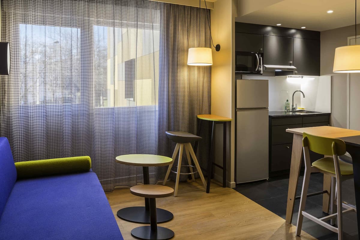 Studio Superior - 1 dubbelsäng (Studio for 2 to 3 persons) | Värdeförvaringsskåp på rummet, skrivbord och gratis barnsängar