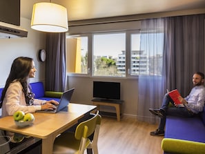 Studio, meerdere bedden | 1 slaapkamer, een kluis op de kamer, een bureau, gratis babybedden