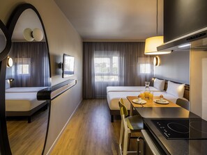 1 habitación, caja de seguridad en la habitación y escritorio 