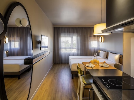 Caja de seguridad en la habitación, escritorio y cunas gratuitas