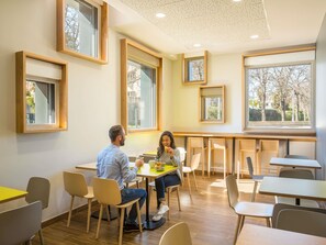Petit déjeuner buffet servi tous les jours en supplément