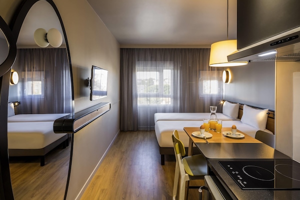 Studio, deux lits simples | Coffre-fort, bureau, lit de bébé (gratuit), accès au Wi-Fi (inclus)