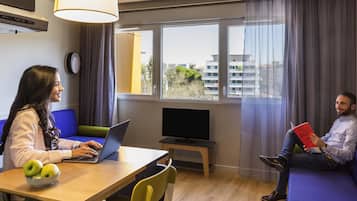 Studio, Beberapa Tempat Tidur | 1 kamar tidur, brankas, meja kerja, dan tempat tidur bayi gratis