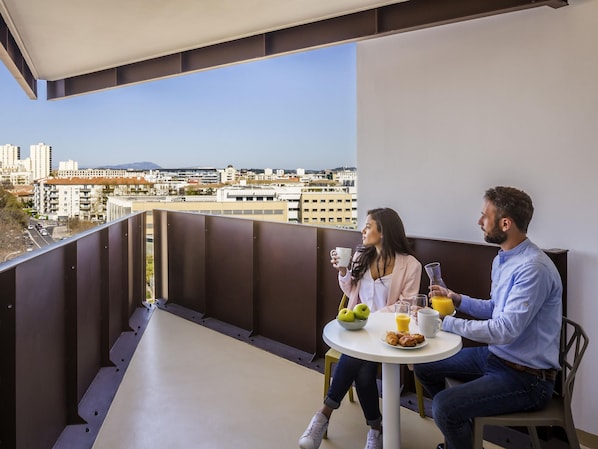 Studio, meerdere bedden, balkon | 1 slaapkamer, een kluis op de kamer, een bureau, gratis babybedden