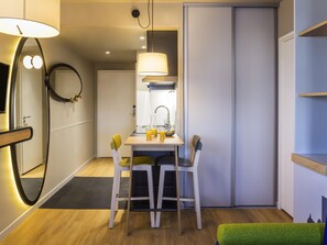 1 habitación, caja de seguridad en la habitación y escritorio 