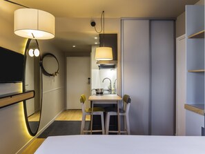 Estudio, 1 cama matrimonial | Caja de seguridad en la habitación, escritorio y cunas gratuitas 