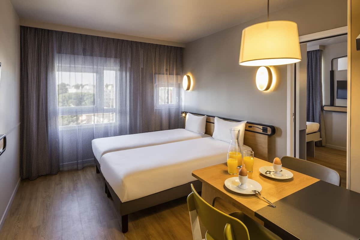 Estudio, varias camas | Caja de seguridad en la habitación, escritorio y cunas gratuitas