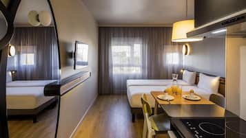 Studio, Twin Beds | 1 bedroom, in-room safe, desk, free cribs/infant beds