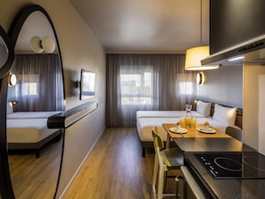 Studio, meerdere bedden | 1 slaapkamer, een kluis op de kamer, een bureau, gratis babybedden