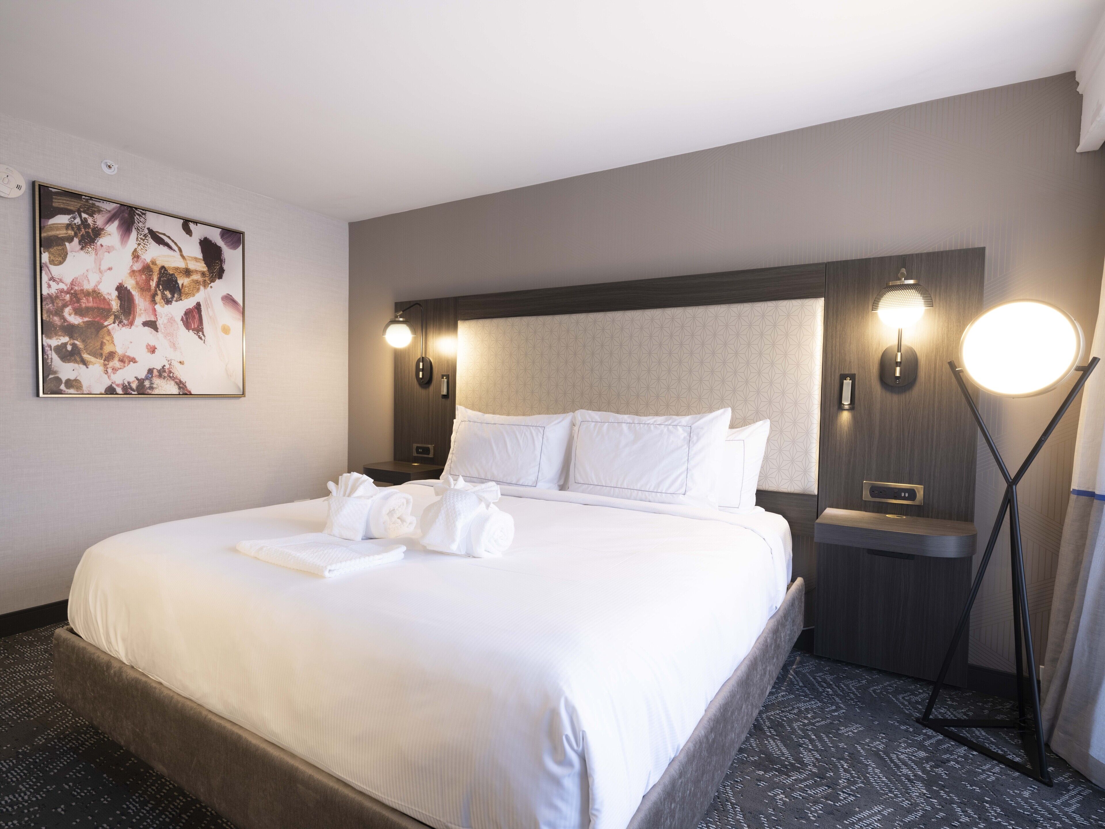 ルーム キングベッド 1 台 バリアフリー (Mobility, Roll-In Shower) | セーフティボックス (室内)、デスク、ノートパソコン用作業スペース、遮光カーテン