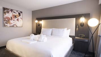 Kamar, 1 Tempat Tidur King, akses difabel (Mobility, Roll-In Shower) | Brankas, meja kerja, ruang kerja ramah laptop, dan tirai kedap cahaya