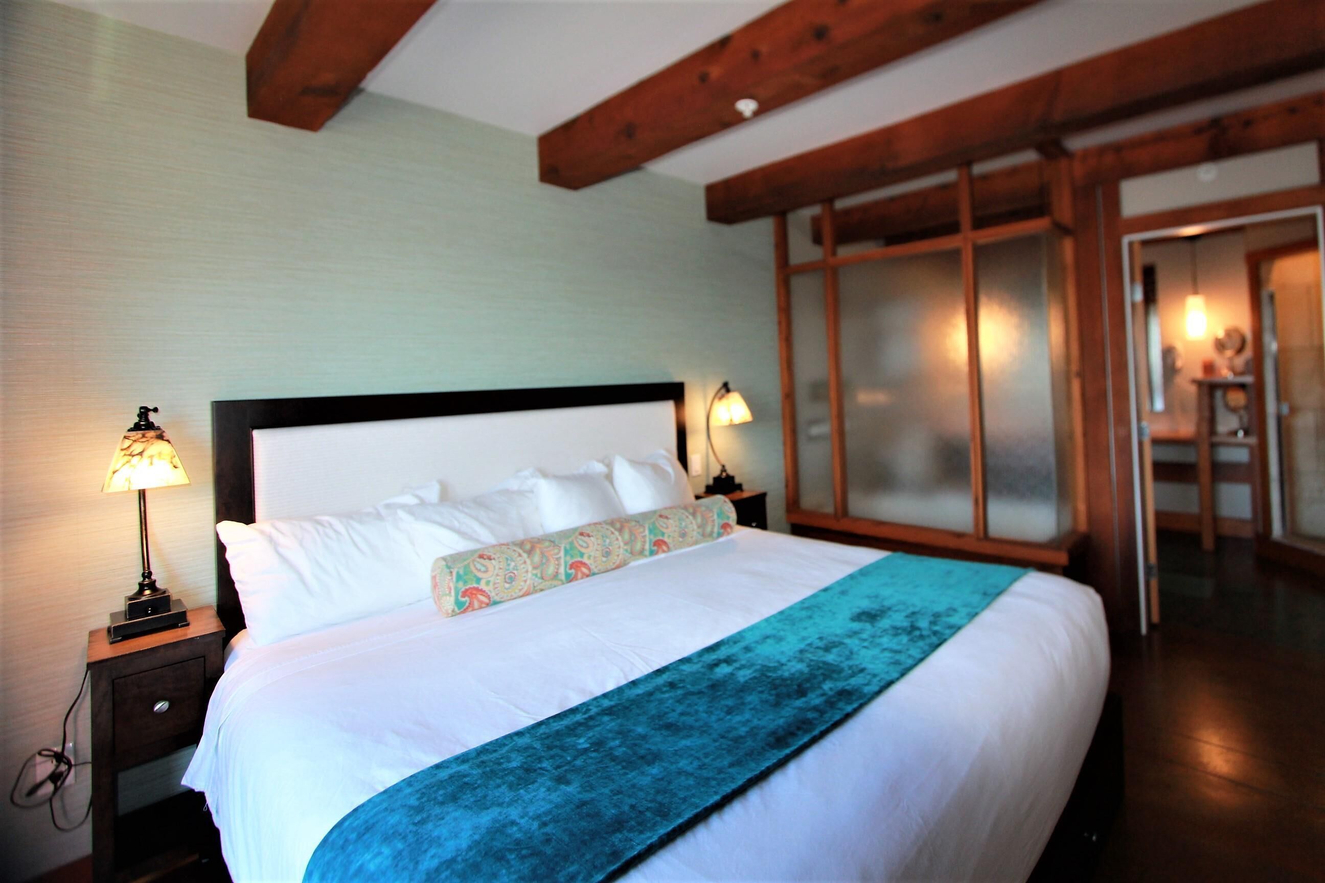 1 bedroom, individually decorated, individually furnished, bed sheets