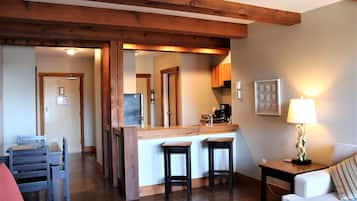 Condo, 1 Bedroom, Ocean View | Living room | Flat-screen TV, fireplace