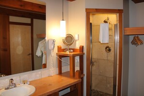 Condo, 1 phòng ngủ, quang cảnh biển | Phòng tắm | Bồn tắm và buồng tắm vòi sen riêng, bồn tắm ngâm, khăn tắm 
