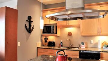 Condo (Marina View on the Harbour) | Bếp riêng | Tủ lạnh, lò vi sóng, lò nướng, bếp nấu