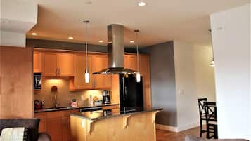 Kondominium (Marina View on the Harbour) | Dapur pribadi | Lemari es, microwave, oven, dan kompor