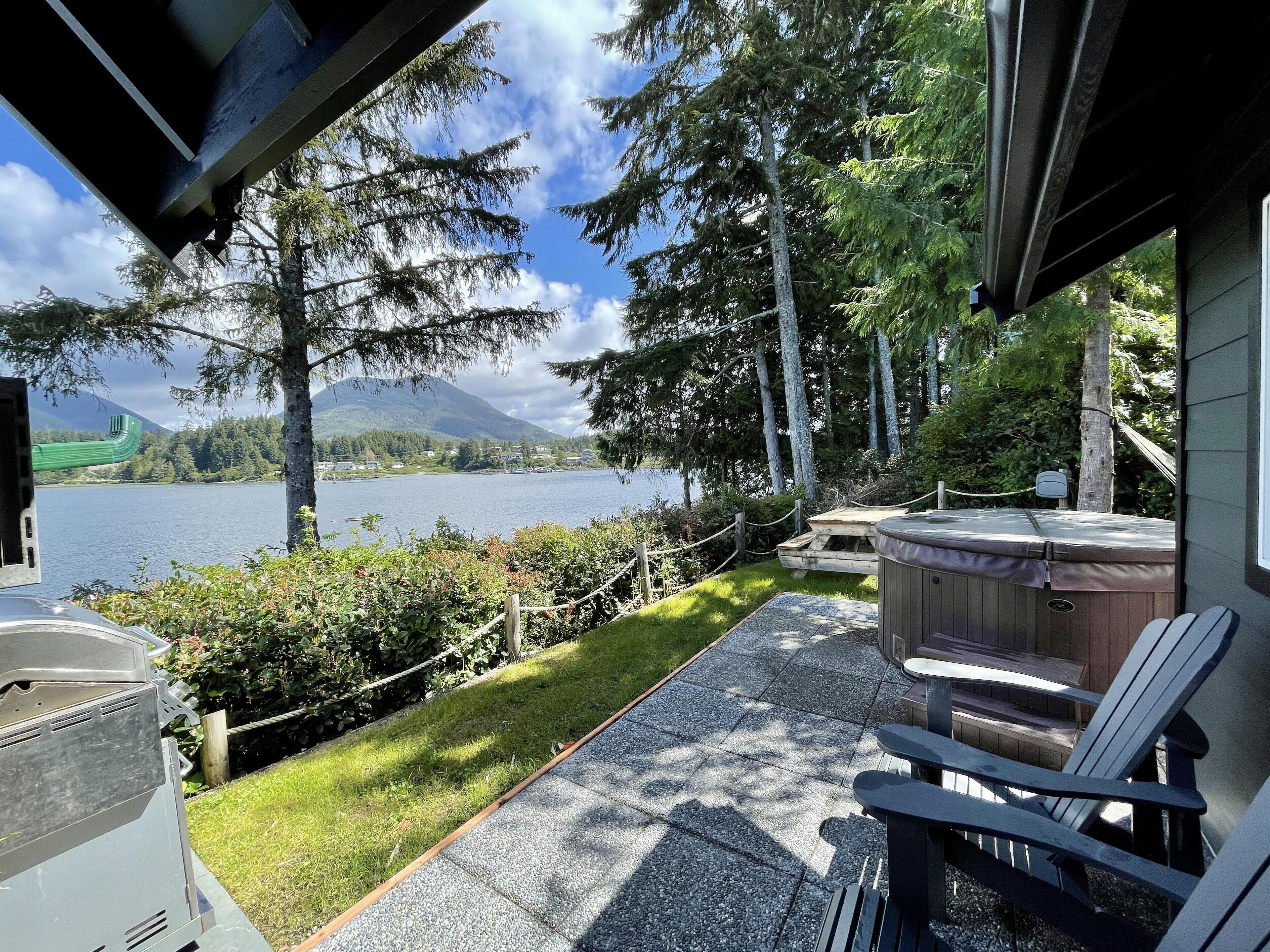 Ferienhaus (Hot Tub & Waterfront / Doc Holiday Ca) | Balkon