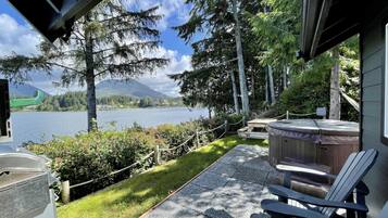 Ferienhaus (Hot Tub & Waterfront / Doc Holiday Ca) | Balkon