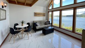 House (Hot Tub & Waterfront / Doc Holiday Ca) | Ruang tamu