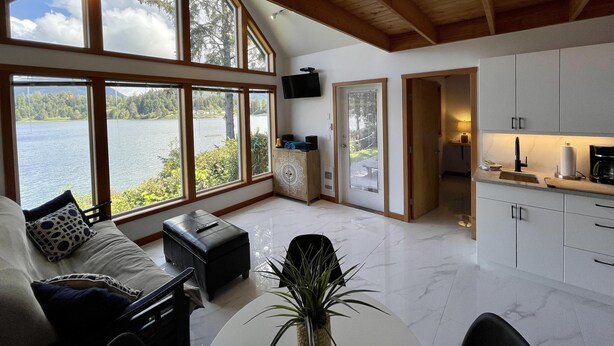 House (Hot Tub & Waterfront / Doc Holiday Ca) | Ruang tamu