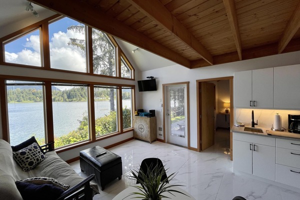 House (Hot Tub & Waterfront / Doc Holiday Ca) | Living room | TV, fireplace