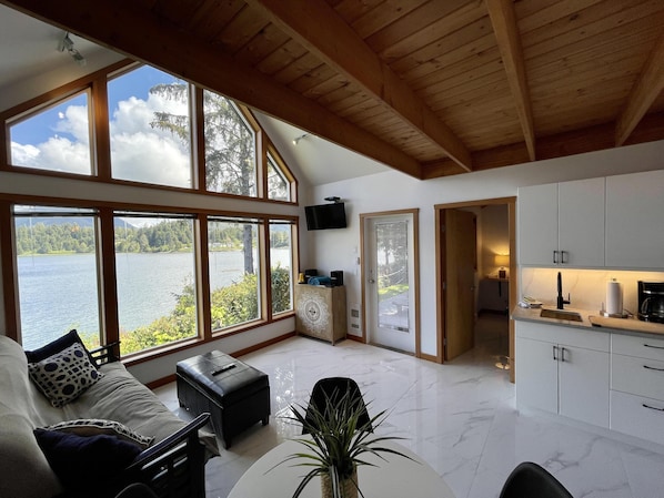 Ferienhaus (Hot Tub & Waterfront / Doc Holiday Ca) | Wohnzimmer | Fernseher, Kamin