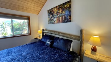 Cabin (Oceanfront with Private Hot Tub / Gon) | 1 bedroom, individually decorated, individually furnished, free WiFi