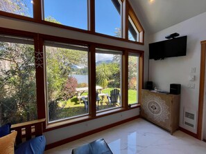 Kabin (Oceanfront with Private Hot Tub / Gon) | Ruang keluarga | TV dan perapian