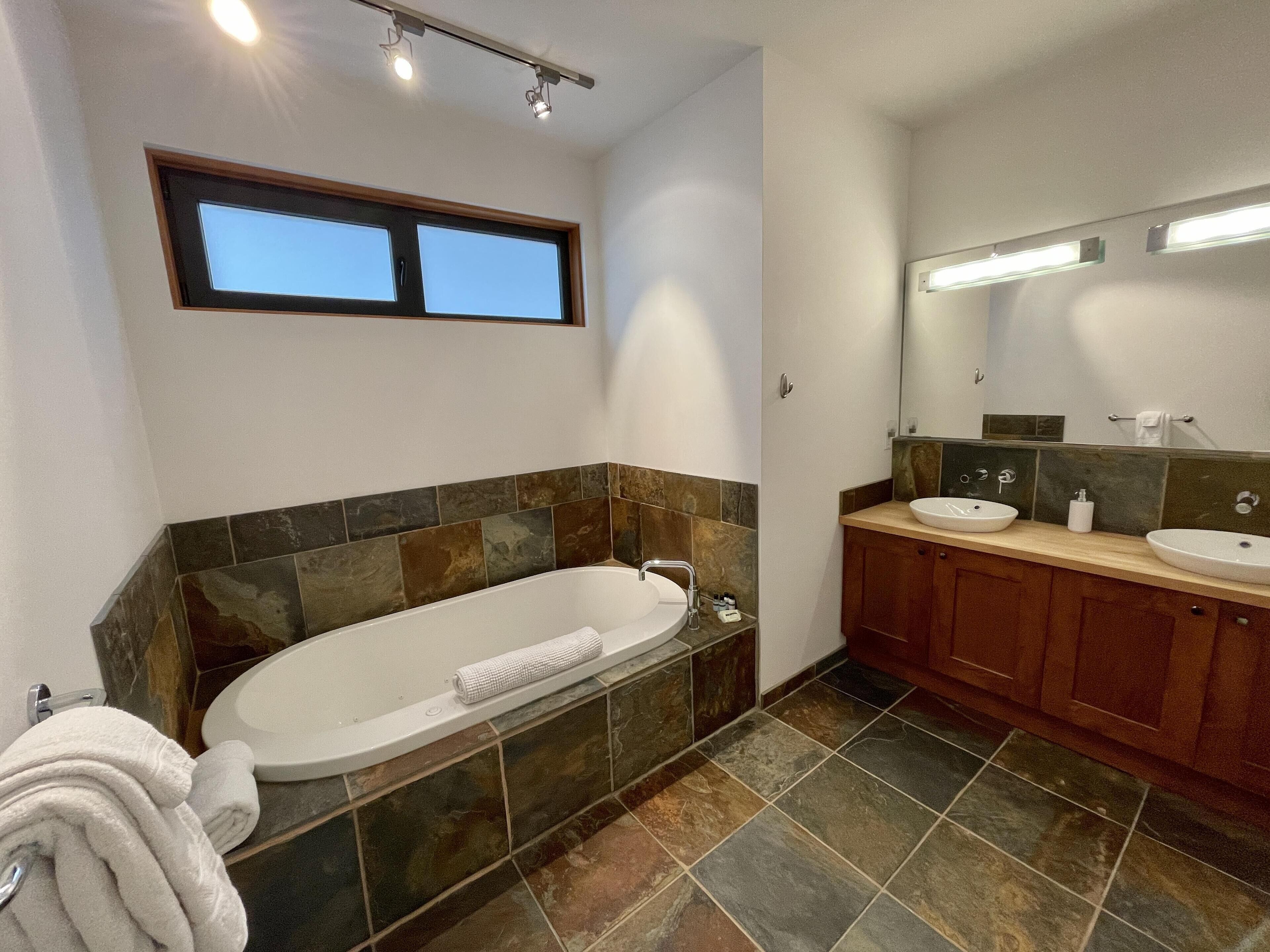 Apartment (Luxury 1700sqf Villa overlooking Big ) | Badezimmer | Badewanne und Dusche (separat), Komfortbadewanne, Haartrockner