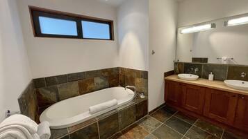 Apartment (Luxury 1700sqf Villa overlooking Big ) | Badezimmer | Badewanne und Dusche (separat), Komfortbadewanne, Haartrockner