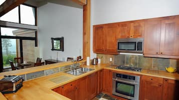 Deluxe Condo, 2 Bedrooms, Ocean View | Private kitchen