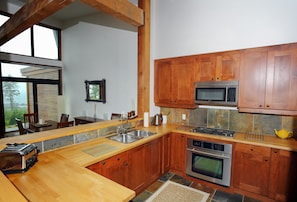 Deluxe Condo, 2 Bedrooms, Ocean View | Private kitchen