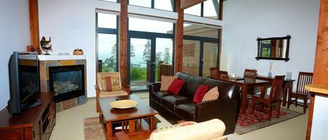 Condo Deluxe, 2 habitaciones, vista al océano | Sala de estar | Televisión de pantalla plana de 45 pulgadas con canales por cable