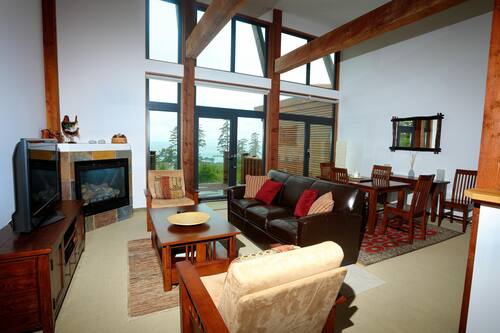 Deluxe Condo, 2 Bedrooms, Ocean View | Living room | 45-inch flat-screen TV with cable channels, TV, DVD player