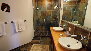 Kondo Deluks, 2 kamar tidur, pemandangan samudra | Kamar mandi | Bathtub dan shower terpisah, bathtub besar, pengering rambut, dan handuk